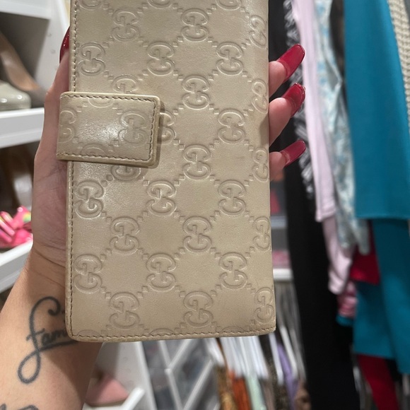 Gucci Beige Embossed Wallet - Picture 5 of 12